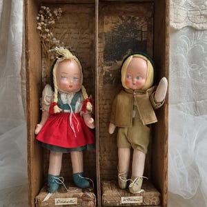 Les Enfants | Assemblage de poupées folkloriques vintage dans une boîte en bois ancienne | Art d'objets trouvés
