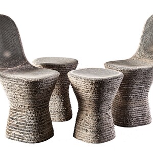 K&ouml;nnte beinhalten: Ein Set aus zwei St&uuml;hlen und zwei Hocker aus gewebtem Karton. Die St&uuml;hle haben eine geschwungene R&uuml;ckenlehne und eine breite Sitzfl&auml;che. Die Hocker sind rund und haben ein &auml;hnliches gewebtes Design.