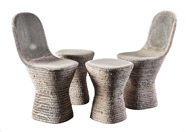 K&ouml;nnte beinhalten: Ein Set aus zwei St&uuml;hlen und zwei Hocker aus gewebtem Karton. Die St&uuml;hle haben eine geschwungene R&uuml;ckenlehne und eine breite Sitzfl&auml;che. Die Hocker sind rund und haben ein &auml;hnliches gewebtes Design.
