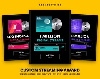 Könnte beinhalten: Drei schwarze rechteckige Poster mit der Aufschrift BOOMCERTIFIED, die digitale Streaming-Auszeichnungen zeigen. Jedes Poster enthält ein quadratisches Albumcover, eine silberne Disc und Text mit Angaben zu 500.000, 1 Million und 10 Millionen Streams.