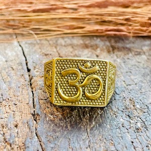 Om-Ring für Herren | Massiver, rechteckiger Schildring | 18 Karat vergoldetes Messing | Jahrestagsgeschenk für Ihn | Strukturierter Hindu-Yoga-Schmuck