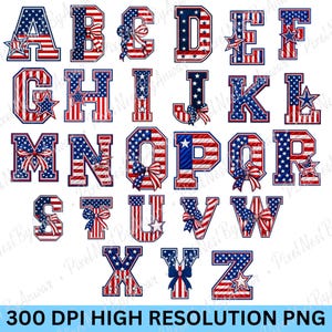 Könnte beinhalten: Ein vollständiges Alphabet von A bis Z, wobei jeder Buchstabe ein rot-weiß-blaues US-Flaggenmuster aufweist. Viele Buchstaben sind mit kleinen Sternen verziert oder mit rot-weiß-blauen Schleifen gebunden. Der Text 300 DPI HIGH RESOLUTION PNG steht unten.