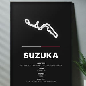 Puede incluir: Un póster negro con el contorno blanco del circuito de Suzuka. El texto incluye SUZUKA, LOCATION SUZUKA INTERNATIONAL RACING COURSE, JAPÓN, LENGTH 5.807 KM, OPENED 1962 y FAST LAP LEWIS HAMILTON 1:30.983 (2019).