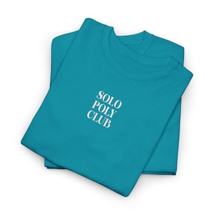 Solo Poly Club T-shirt | Textlogotyp, Relationship Spectrum, Minimalistisk grafik | Broderad T-shirt