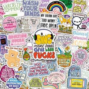 Może przedstawiać: Kolekcja kolorowych naklejek winylowych z różnymi humorystycznymi frazami i ilustracjami, w tym niedźwiedziem, tęczą, psem oraz tekstami takimi jak Sing More Songs Give Less Fucks, Adulting Sucks i My Brain Has Too Many Tabs Open.