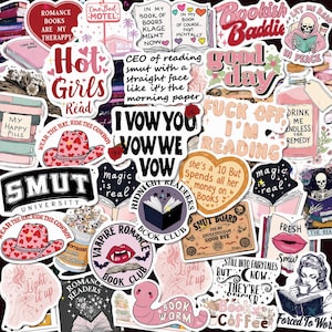 Może przedstawiać: Kolekcja różnorodnych naklejek winylowych z ilustracjami i tekstami o tematyce książkowej, w tym hasłami takimi jak Hot Girls Read, Smut University, Bookish Baddie i I Vow You Vow We Vow, z kolorowymi wzorami książek, czaszek i serc.
