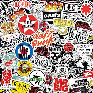 Op de afbeelding: Een verzameling diverse muziekbandstickers met verschillende logo's en afbeeldingen, waaronder AC/DC, The Clash, Daft Punk, Nirvana, The Beatles, Queen, Guns N' Roses, Radiohead, Green Day, R.E.M., The Velvet Underground en vele anderen.