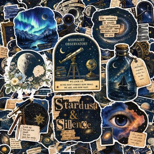 Op de afbeelding: Een verzameling stickers met een hemels thema in diepblauw en goud, waaronder een telescoop, een glazen fles met een zeilboot, een maan, een menselijk oog en diverse inspirerende citaten op achtergronden die op papier lijken.