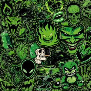 Puede incluir: Una colección de pegatinas con ilustraciones gráficas en verde neón y negro que incluyen una calavera con auriculares, una cara sonriente, una cabeza de serpiente, una cabeza de alienígena, un oso de peluche con dientes afilados y un esqueleto.