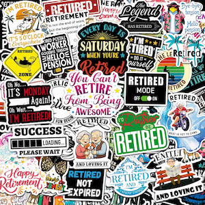 Può includere: Una collezione di adesivi in vinile colorati con grafiche e testi a tema pensionamento, come I'm Retired, Retired Mode e Every Day Is Saturday. I design includono illustrazioni di persone, animali e vari stili tipografici.