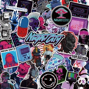 Könnte beinhalten: Eine Sammlung von Cyberpunk-Aufklebern mit verschiedenen Motiven, darunter eine blaue Pille, ein Totenkopf mit Irokesenschnitt, ein Pizzastück, eine Kassette, ein Fernseher sowie Textelemente wie Night City, Technomancer und Neon Onyx.