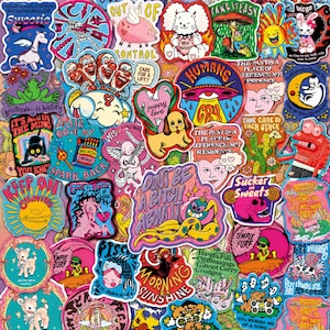 Può includere: Una collezione di adesivi in vinile colorati con diverse illustrazioni grafiche, tra cui animali dei cartoni animati, corpi celesti, tipografia retrò e personaggi surreali, disposti in un denso motivo a collage sovrapposto.