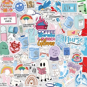 Könnte beinhalten: Eine Sammlung bunter Aufkleber mit medizinischen Motiven, darunter Illustrationen von Stethoskopen, Infusionsbeuteln mit der Aufschrift Student Tears, OP-Kleidung, Thermometern und Texten wie Coffee Scrubs & Rubber Gloves und Trauma Queen.