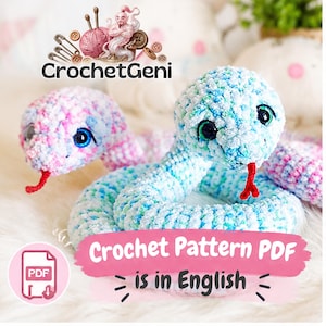 Op de afbeelding: Twee gehaakte pluche slangen gemaakt van gemêleerd garen in blauwe, witte en roze tinten. Elke slang heeft grote donkere ogen en een kleine rode vilten tong. De afbeelding bevat de tekst CrochetGeni en Crochet Pattern PDF is in English.