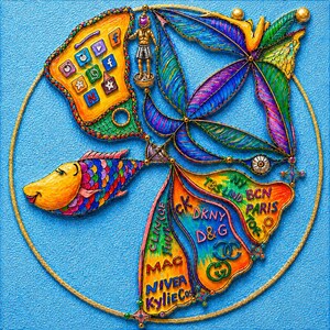 Puede incluir: Una vibrante obra de arte mural de técnica mixta que presenta un pez multicolor, una figura dorada y varios logotipos de marcas como CK, DKNY, D&G, MAC y Nivea. La composición está encerrada en un marco circular dorado sobre un fondo azul texturizado.