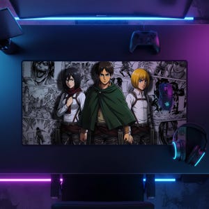 Puede incluir: Una alfombrilla de escritorio rectangular con un fondo de paneles de manga en blanco y negro y tres personajes de anime en color en el centro. Los personajes incluyen una persona con cabello negro y bufanda roja, una con capa verde y una persona rubia.