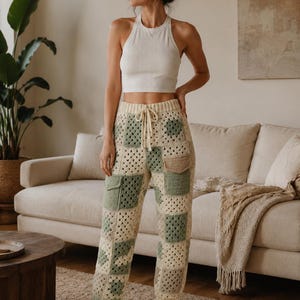 Könnte beinhalten: Ein weißes, geripptes Tanktop mit Ringerrücken kombiniert mit einer Häkel-Jogginghose im Patchwork-Design aus cremefarbenen, salbeigrünen und beigen Quadraten. Die Hose verfügt über einen Kordelzug am Bund, gerippte Beinabschlüsse und zwei Cargotaschen.