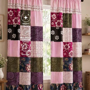 Pode incluir: Um par de cortinas de patchwork com uma grelha de quadrados alternados em tons de rosa, roxo escuro, preto e branco. O design inclui padrões florais, motivos circulares e secções às riscas com uma bainha franzida e sobreposições de texto.