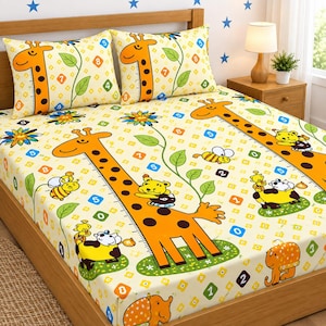 Può includere: Un set di biancheria da letto con sfondo giallo chiaro e un motivo ripetuto di giraffe arancioni, piccole piante verdi, numeri colorati e animali dei cartoni animati, tra cui api e mucche. Il set include due federe abbinate e un lenzuolo.