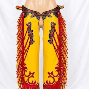 Calças de couro trabalhadas – Roupa amarela estilo country para montaria, com franjas vermelhas para rodeio e apresentações equestres.