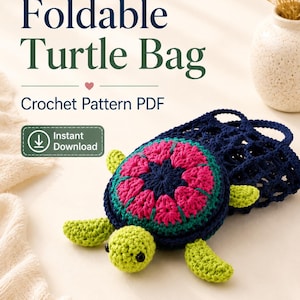 Könnte beinhalten: Eine Häkelanleitung als PDF für eine faltbare Schildkrötentasche. Das Bild zeigt eine kleine, gestopfte Schildkröte mit hellgrünem Kopf und Flossen sowie einem Panzer aus dunkelblauem und pinkfarbenem Garn. Ein dunkelblaues Netz ist an der Schildkröte befestigt.