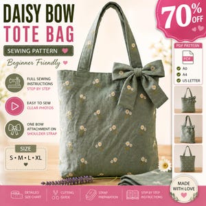 Könnte beinhalten: Eine salbeigrüne Tragetasche mit gesticktem Gänseblümchenmuster und einer passenden Stoffschleife am Schulterriemen. Die Tasche wird als Schnittmuster präsentiert, mit Text wie DAISY BOW TOTE BAG, SEWING PATTERN und den Größen S, M, L, XL.