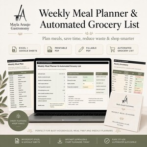 Pode incluir: Um planejador semanal de refeições digital e uma lista de compras automatizada exibidos na tela de um laptop, acompanhados por folhas impressas para o plano de refeições e inventário da despensa com o logotipo Mayla Araujo Gastronomy.