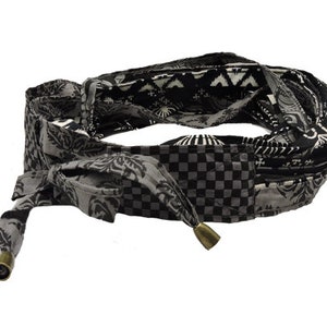 Bufanda negra de verano para hombre: elemento esencial de la moda del festival Boho