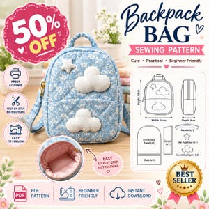 Pode incluir: Um molde de costura para mochila acolchoada azul com estampa floral e aplicações de nuvens e estrelas brancas. O documento digital inclui diagramas com dimensões de 18 cm de altura, 14 cm de largura e 6 cm de profundidade.