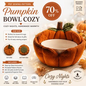 Puede incluir: Un patrón de costura en PDF para un protector de cuencos con forma de calabaza. La imagen muestra texto que incluye Pumpkin Bowl Cozy, 70% off, e incluye instrucciones paso a paso, piezas de patrón imprimibles y varios formatos de archivo.