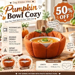 Puede incluir: Un soporte de tela para cuencos con forma de calabaza naranja y tallo verde, que contiene un cuenco blanco con sopa. El texto incluye 'Pumpkin Bowl Cozy', '50% OFF', 'MICROWAVE SAFE', 'BEGINNER FRIENDLY', 'INSTANT DOWNLOAD' y 'FINISHED SIZE: 20.3 cm / 8 in' por '17.78 cm / 7 in'.