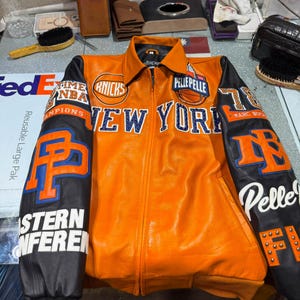 Giacca stile college da uomo in pelle arancione e nera, bomber ispirato al basket, capospalla streetwear con patchwork ricamato.