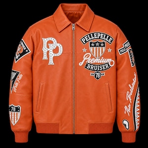 Könnte beinhalten: Eine orangefarbene Lederjacke mit Frontreißverschluss, Kragen sowie gerippten Bündchen und Saum. Auf der Brust befinden sich ein weißes PP-Logo und ein großer Pellepelle Premium Bruiser 78 Aufnäher. Beide Ärmel sind mit diversen Stickereien versehen.