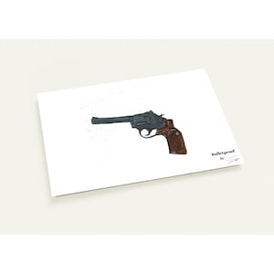 Könnte beinhalten: Ein rechteckiger weißer Druck mit einer detaillierten Illustration eines dunkelgrauen Revolvers mit braunem, texturiertem Griff. Das Kunstwerk enthält dezente graue Sprenkel um den Lauf und den Text Bulletproof by mit einer stilisierten Signatur.