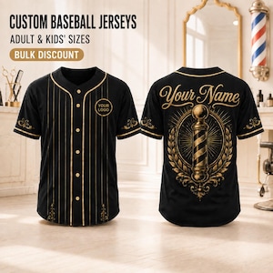 Puede incluir: Camiseta de béisbol negra con rayas doradas, ribetes dorados y cierre de botones. El frente tiene un espacio circular para logo. La parte posterior muestra un gráfico dorado de un poste de barbero con una corona de laurel y el texto Your Name.