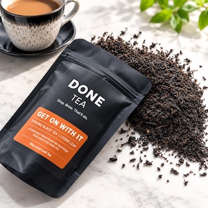 Starkt engelskt frukostte med lösblad | Assam, Ceylon och Keemun svart te | 50 g | “Get On With It” av DONE Tea