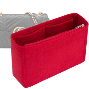 Peut inclure: Organiseur de sac en feutre rouge avec une fermeture à glissière et plusieurs compartiments. L'organisateur est conçu pour s'adapter à l'intérieur d'un sac à main.