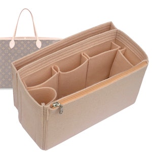 Op de afbeelding: Beige feltaschenorganizer met meerdere vakken en een ritssluiting. De organizer is ontworpen om in een tote bag te passen.