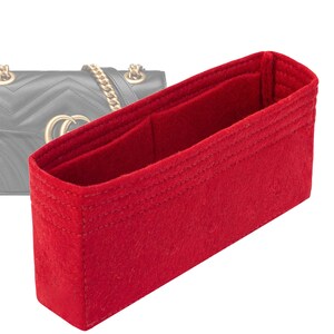 Peut inclure: Insert de sac en feutre rouge pour un sac à main. L'insert comporte plusieurs compartiments et est conçu pour aider à organiser l'intérieur d'un sac à main.