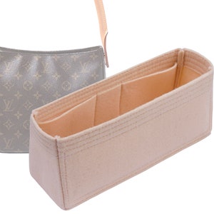 Puede incluir: Organizador de bolso de mano de fieltro beige con múltiples compartimentos, diseñado para caber dentro de un bolso de hombro. El organizador se muestra junto a un bolso de hombro gris con una correa de color claro. El bolso tiene un patrón repetitivo.