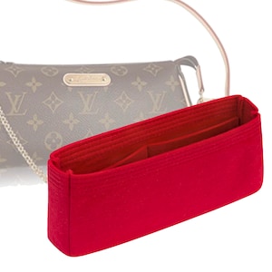 Puede incluir: Organizador de bolso de fieltro rojo con múltiples compartimentos para un bolso de mano.