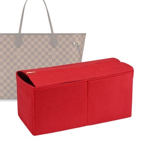 Op de afbeelding: Een felrode handtassenorganizer met meerdere compartimenten. De rechthoekige organizer is ontworpen om in een grotere tote bag te passen. De achtergrond toont een beige en bruin geruite tote bag.