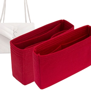 Puede incluir: Dos organizadores de bolso de fieltro, uno rojo y uno blanco, con múltiples compartimentos para organizar un bolso de mano.