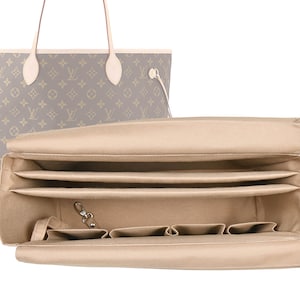 Könnte beinhalten: Beige Stofftasche Organizer mit mehreren Fächern und Taschen. Der Organizer ist so konzipiert, dass er in eine größere Tragetasche passt.