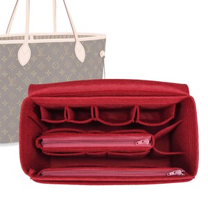 Pode incluir: Organizador de bolsa de feltro vermelho com vários compartimentos e dois bolsos com zíper. O organizador é projetado para caber dentro de uma bolsa tote.