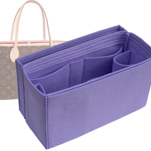 Op de afbeelding: Een paarse feltas-organizer met meerdere vakken en zakken. De organizer is ontworpen om in een tote bag te passen.