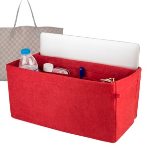 Op de afbeelding: Rode vilt tas organizer met meerdere vakken voor een handtas of een tote bag. De organizer heeft een vak voor een laptop, een waterfles en andere items.
