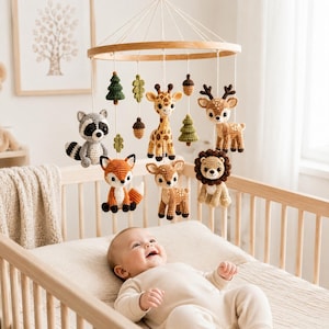 Virkat babymobilmönster i pdf-format, barnrumsdekor i skogsmark, babymobil i skogsdjur, tvättbjörn, räv, hjort, lejon, giraff, gulkalv, amigurumi-paket