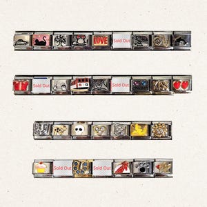Könnte beinhalten: Vier Reihen modularer Edelstahl-Armbandglieder mit verschiedenen Emaille- und Metalldesigns, darunter Tiere, Symbole und Schriftzüge. Mehrere Glieder sind mit dem Text Sold Out in roten Buchstaben auf weißem Hintergrund versehen.