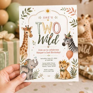 Op de afbeelding: Een rechthoekige verjaardagsuitnodigingskaart met illustraties van een giraffe, zebra, olifant en leeuw. De tekst luidt: SHE'S TWO Wild, Join us to celebrate Harper's 2nd Birthday! Saturday, June 22, 2026 at 2:00 PM, Sunny Safari House.